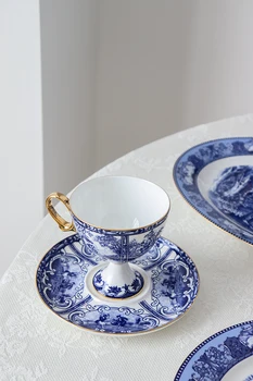 Derliaus mėlynos ir baltos spalvos dažais aukso kaulo porceliano serija išskirtinį aukštos kojos puodeliai ir lėkštės, nedidelis prabangus kavos puodelis, arbatos puodeliai