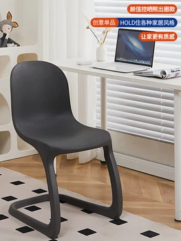 Šiuolaikinės paprastas plastiko valgomojo kėdė meistras dizaino kūrybiškumą, sėdi patogiai, namų kėdė, atlošas stalas, kėdės ir taburetės